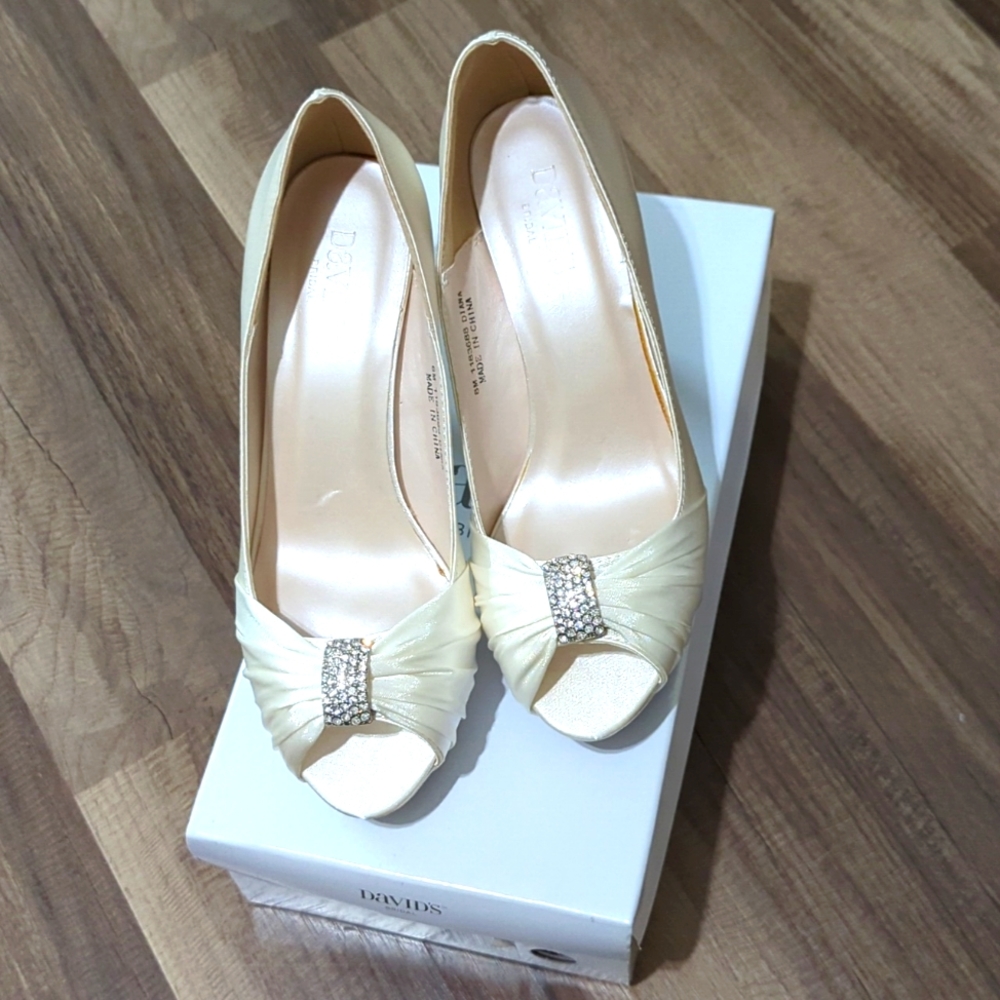 NIB David's Bridal Peep Toe Ivory Pumps